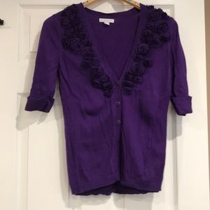 Cute v-neck sweater with rose details